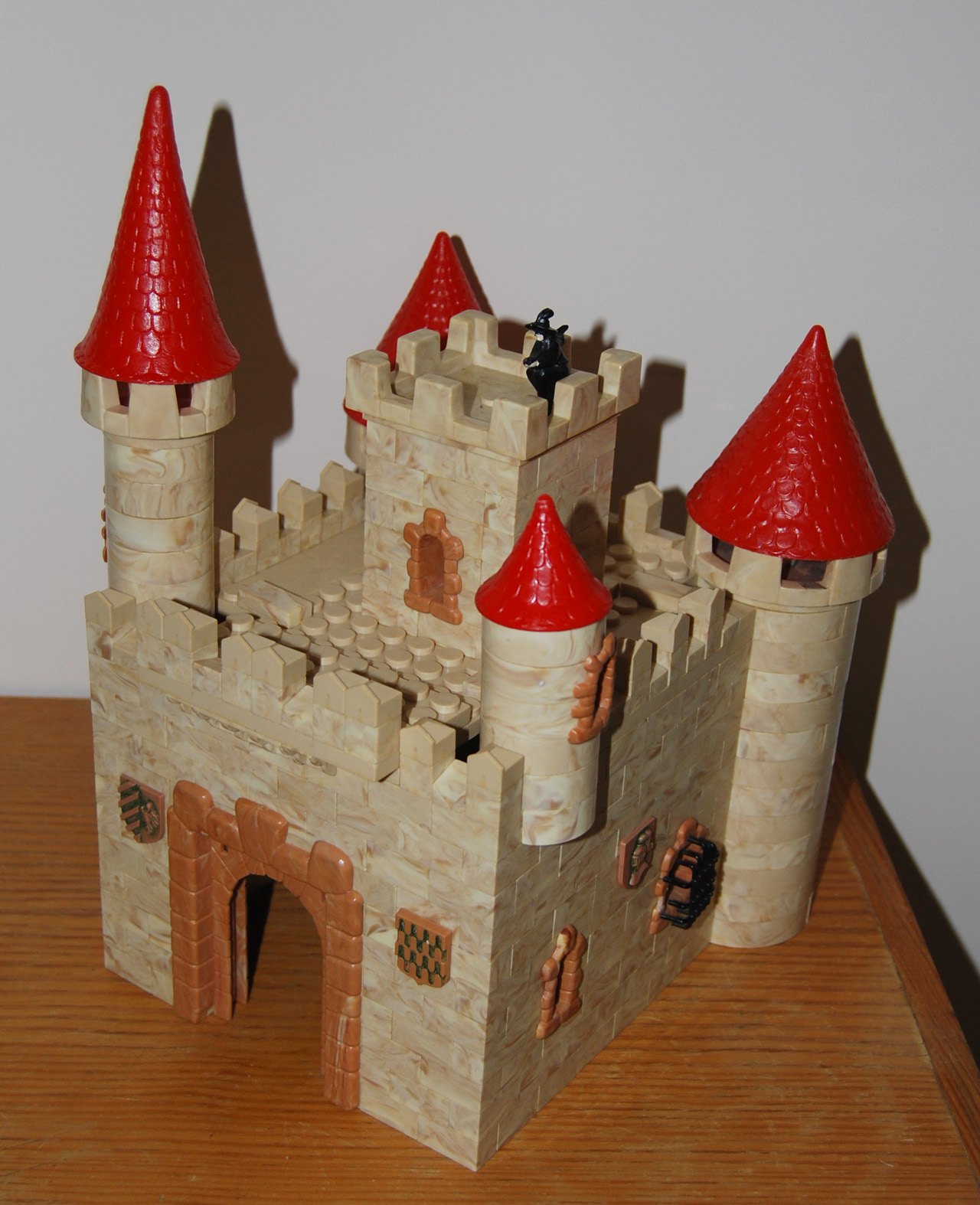 Exin Castillos montado con torres de tejado rojo